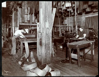 Interieur van mannen die werken met leer bij de New York Leather Belting Co., New York, 1905 of 1906